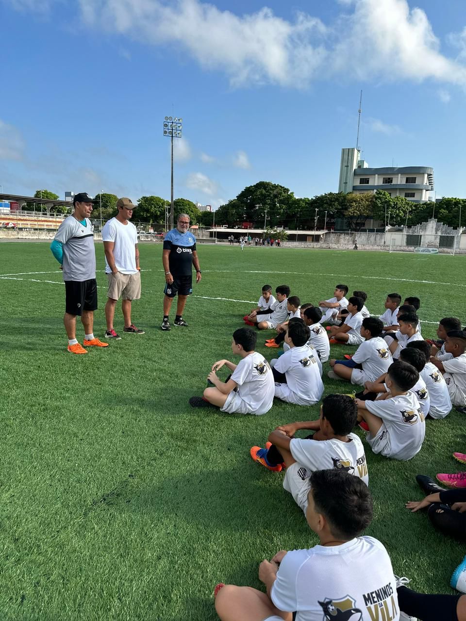 Pioneirismo: Racing cria primeira camisa de futebol projetada para mães  amamentarem em estádios - Esporte - Extra Online